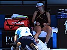 Barbora Krejíková se nechává oetovat v prvním kole Australian Open.