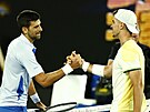 Srb Novak Djokovi pijímá gratulaci k postupu do druhého kola Australian Open...