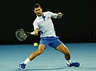 Srb Novak Djokovi hraje forhend v prvním kole Australian Open.