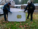 Zamstnanci NTSB zkoumají dvení panel z boeingu Alaska Airines, který nalezli...