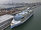 Icon of the Seas, nejvtí výletní lo na svt, stojí v doku po píjezdu do...