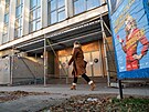 Fasáda zlínského divadla potebuje kompletní výmnu obloení. (leden 2024)