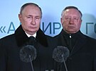 Ruský prezident Vladimir Putin a petrohradský starosta Alexander Beglov brojí...