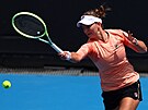 Tenistka Barbora Krejíková hraje forhend ve druhém kole Australian Open.