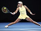 Ruska Mirra Andrejevová hraje defenzivní úder ve druhém kole Australian Open.