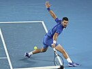 Novak Djokovi odehrává míek bhem druhého kola Australian Open.
