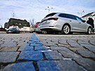 Symbolem novho systmu parkingu v Jihlav jsou modr ry vymezujc zny s...