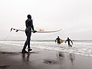 Surfai na plái na tichomoském pobeí Kamatky (11. ervna 2022)