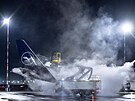 Odmrazování letadla na letiti v nmeckém Frankfurtu nad Mohanem (17. ledna...