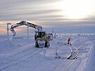 elezniní dlník odklízí sníh z kolejí na nejvyí hoe severního Nmecka...