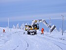 elezniái odklízejí sníh z kolejí na nejvyí hoe severního Nmecka Brocken...