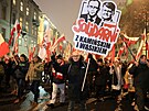 Pívrenci opoziní Kaczyského strany demonstrovali proti nové polské vlád....
