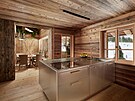 Díky speciáln brouené oceli je kuchy v interiéru plném deva opravdu k...