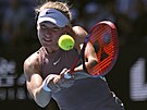 Alina Kornjevová hraje bekhend na Australian Open.
