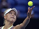 Brenda Fruhvirtová podává na Australian Open.