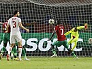 Deon Hotto z Namibie stílí vítzný gól v zápase s  Tuniskem.