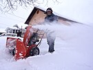 Mu odklízí sníh ze své píjezdové cesty pomocí snhové frézy v Sioux City ve...
