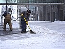 Dlníci odklízejí sníh z chodník v Des Moines ve stát Iowa. (12. ledna 2024)