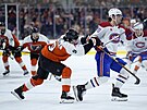 Jamie Drysdale (9) z Philadelphia Flyers se snaí zabrzdit Juraje Slafkovského...