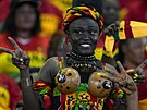 Ghanská fanynka se ukazuje na tribun fotbalového mistrovství Afriky.