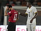 Egyptská hvzda Mohamed Salah se zranil, kontroluje ho soupe z Ghany.