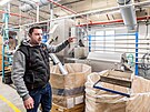 Produktov manaer recyklace expandovanho polystyrenu Jakub Kredvik ukazuje,...