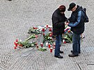 Lidé v horní ásti Václavského námstí zapalují svíky u památníku Jana...
