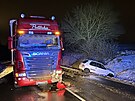 Nehoda osobního auta na náledí u Mlnického Vtelna (18. ledna 2024)