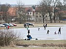 Lidé vyuívají k bruslení louky u Doban na Plzesku zalité zmrzlou vodou z...