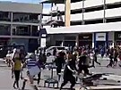 Lidé po stávce policie na Papui-Nové Guineji rabovali obchody