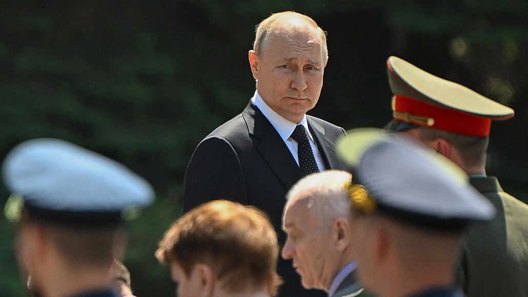 Ruský prezident Vladimir Putin u hrobu neznámého vojína u zdi Kremlu (22....