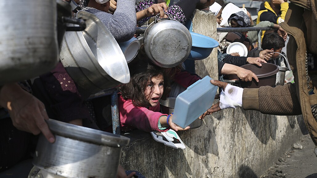 Rafáh. Distribuce jídla mezi palestinské uprchlíky (9. ledna 2024)