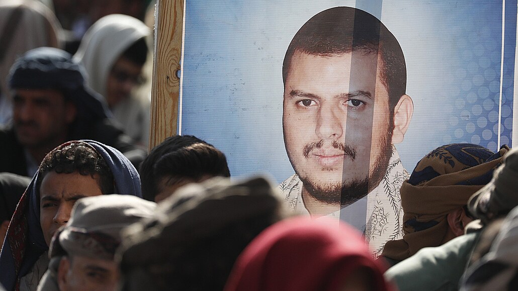 Portrét Abdul-Malika al-Húsí na masové demonstraci v jemenské metropoli Saná...