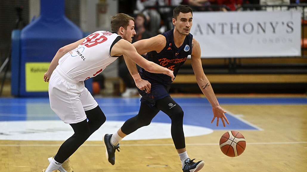 Jakub T�ma (vlevo) z Nymburka a Thomas Comely z Dunkerque