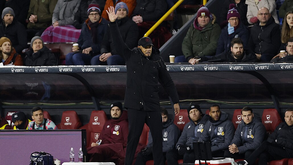 Kou� Vincent Kompany p�ed lavi�kou Burnley.