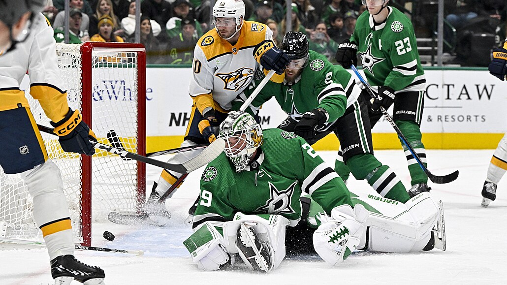 Za záda branká�e Dallas Stars Jakea Oettingera propadla st�ela obránce...