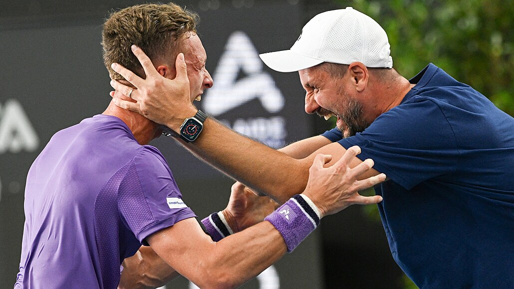 eský tenista Jií Leheka slaví v Adelaide premiérový titul na okruhu ATP s...