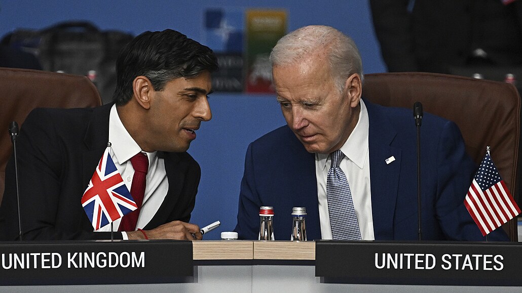 Britský premiér Rishi Sunak (vlevo) a americký prezident Joe Biden hovoí na...