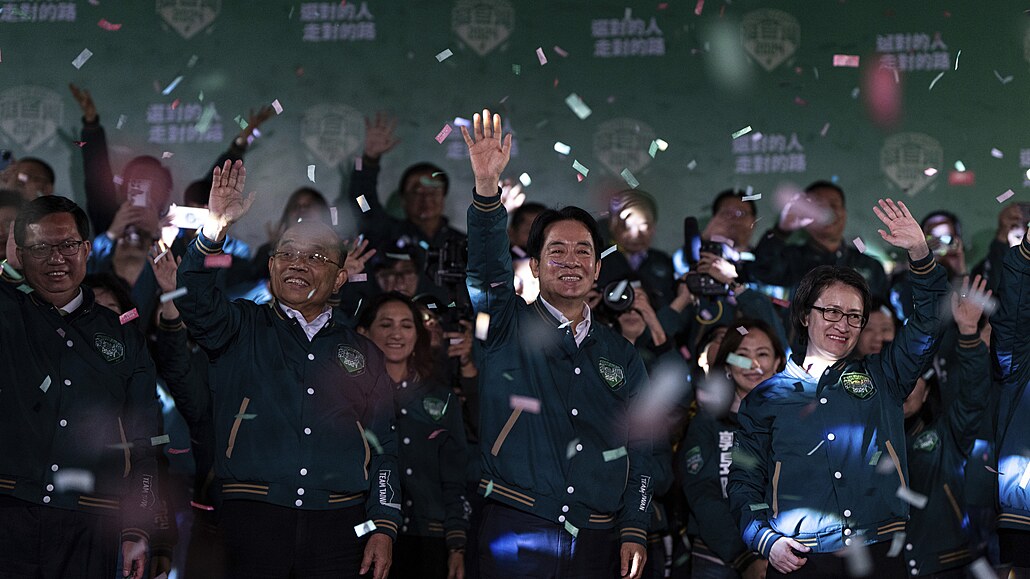 Kandidát Demokratické pokrokové strany Laj ching-te, slaví se svými píznivci...