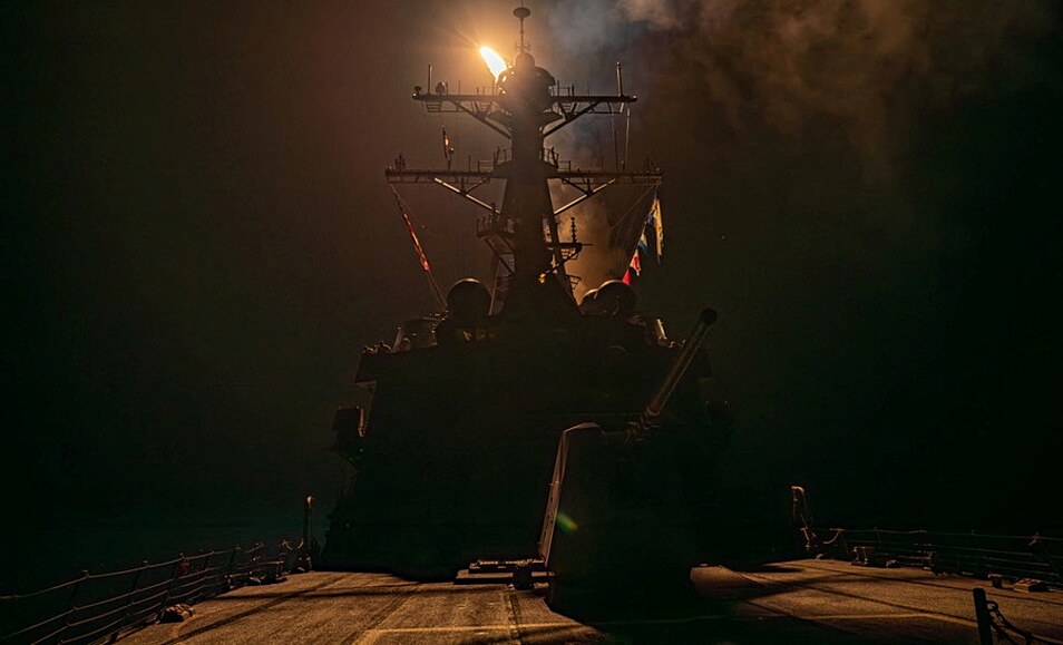 Raketa odpálená z válené lodi bhem operace koalice vedené USA proti vojenským...