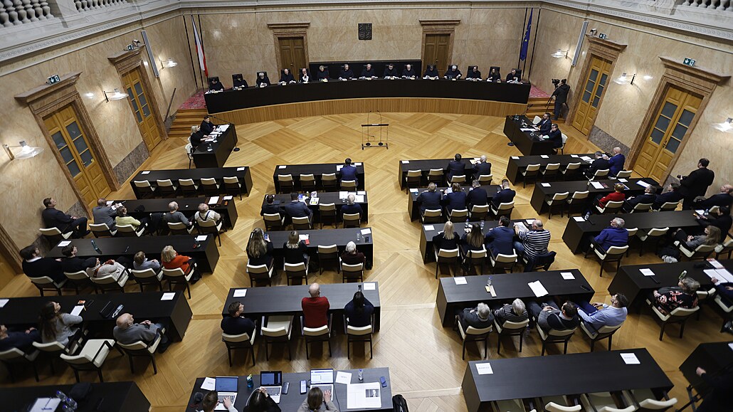 Ústavního soud zaal projednávat návrh poslanc ANO na zruení vládní novely,...
