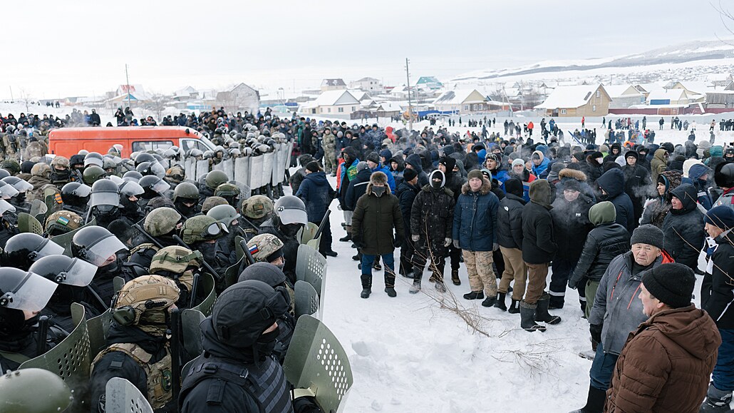 Policisté rozhánjí demonstranty ve mst Bajmak v ruském Bakortostánu. (17....