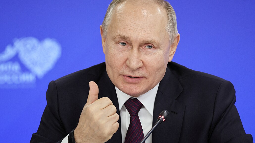 Ruský prezident Vladimir Putin se úastní setkání se starosty obcí ve mst...