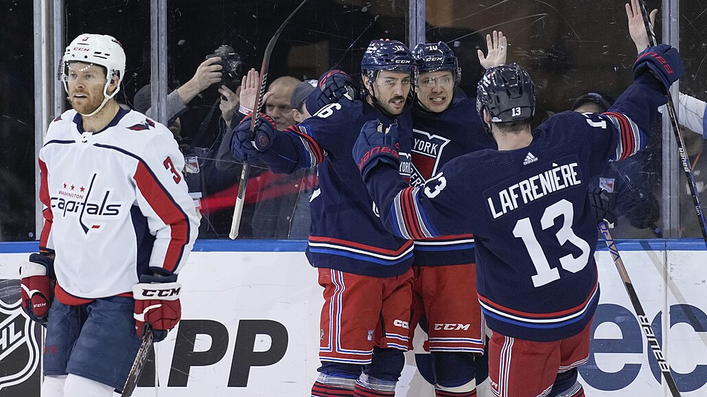 Hokejisté New Yorku Rangers se radují z gólu v utkání proti Washingtonu.