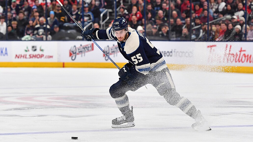 Hokejový obránce Columbusu David Ji�í�ek nap�ahuje ke st�ele.