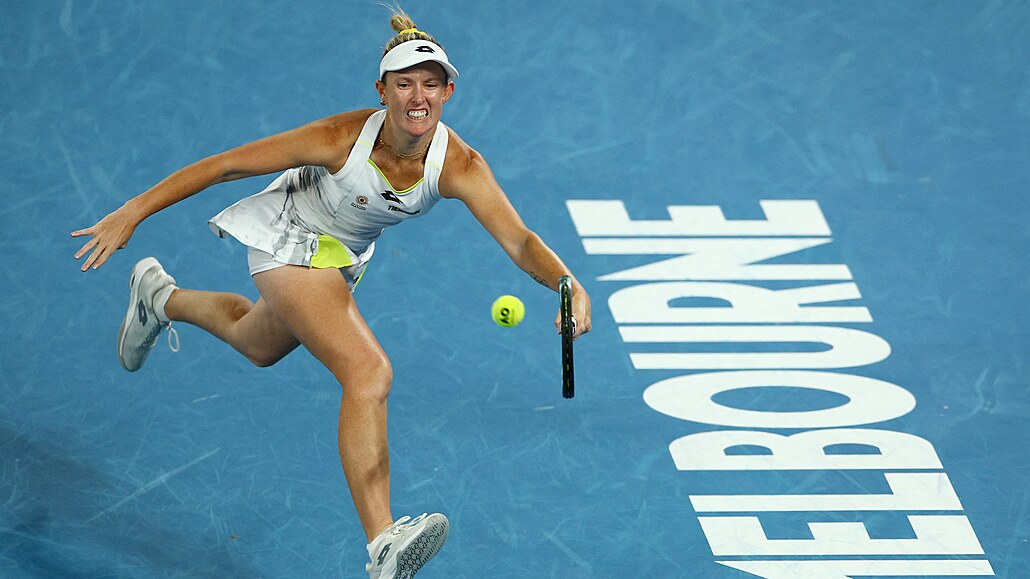 Australanka Storm Hunterová se natahuje po mí�i ve t�etím kole Australian Open.