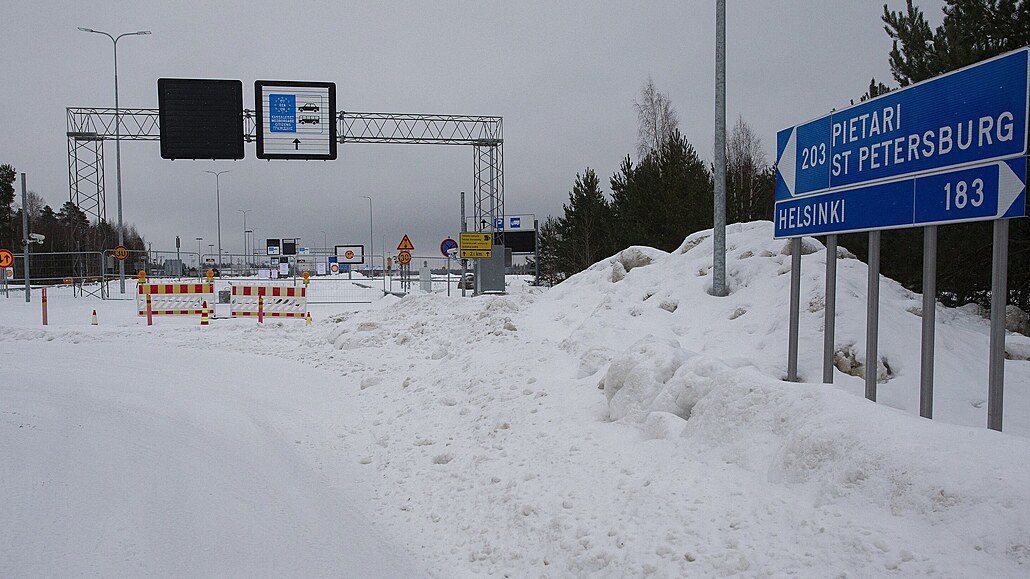 Uzavený hraniní pechod mezi Finskem a Ruskem ve finském Virolahti. Severská...