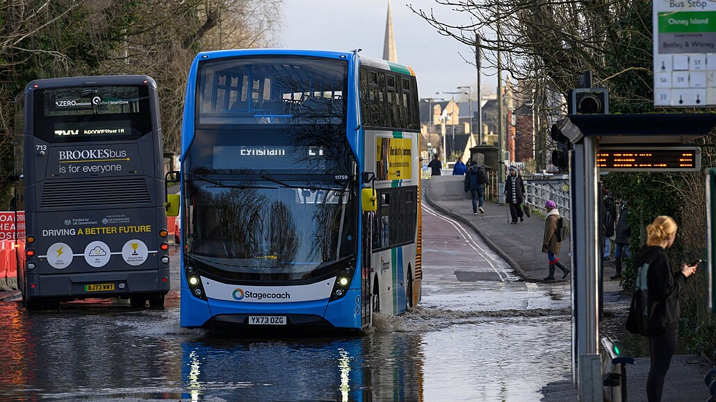 Autobus dopravní spole�nosti Stagecoach projí�d�jící vodou na Botley Road v...