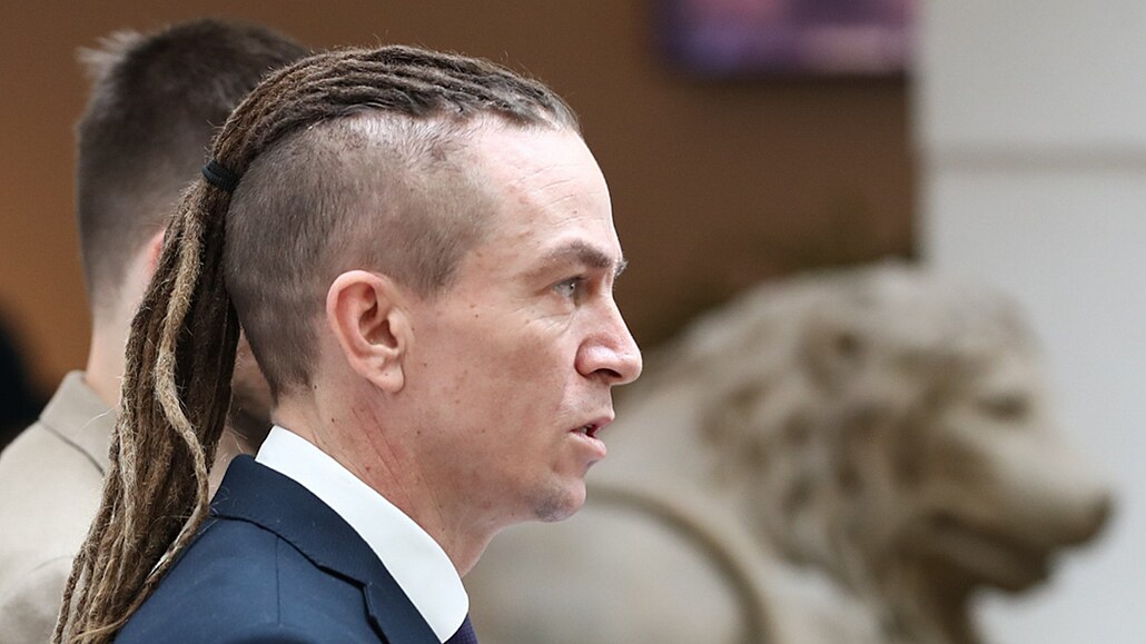 Vicepremiér a p�edseda Pirát� Ivan Barto� na tiskové konferenci ve Sn�movn�
