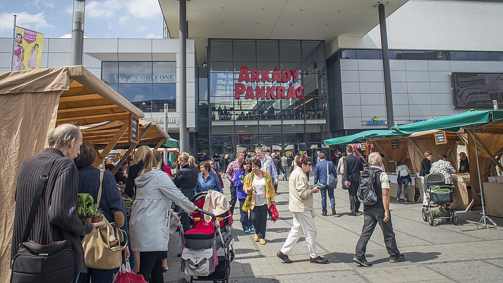 Stánky farmáských trh ped obchodním centrem Arkády Pankrác v Praze (11....